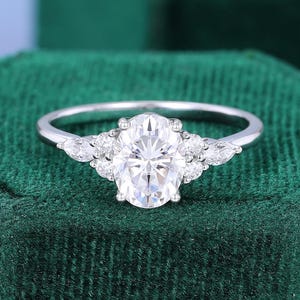Ovalslipad moissanitförlovningsring i vintagestil Unik förlovningsring i vitguld Marquiseslipad diamant Vigselring Brudring Jubileumsring