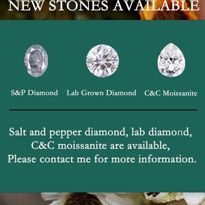 Pu&ograve; includere: Tre tipi diversi di pietre preziose: un diamante sal e pepe, un diamante di laboratorio e una moissanite a forma di pera. Il testo "NEW STONES AVAILABLE" &egrave; nella parte superiore dell'immagine. Il testo "Salt and pepper diamond, lab diamond, C&C moissanite are available, Please contact me for more information." &egrave; nella parte inferiore dell'immagine.