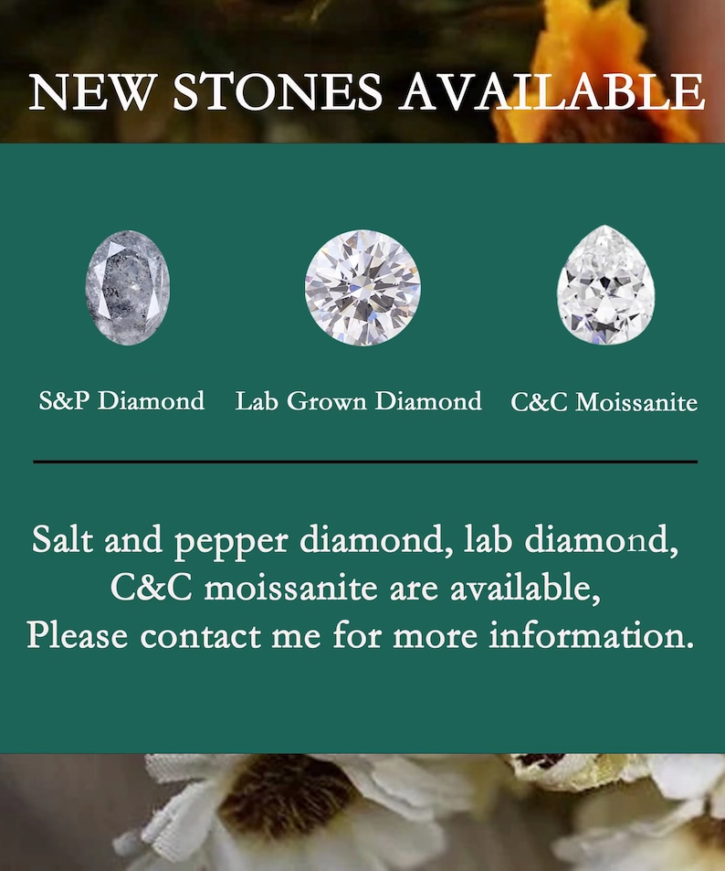 Pu&ograve; includere: Tre tipi diversi di pietre preziose: un diamante sal e pepe, un diamante di laboratorio e una moissanite a forma di pera. Il testo "NEW STONES AVAILABLE" &egrave; nella parte superiore dell'immagine. Il testo "Salt and pepper diamond, lab diamond, C&C moissanite are available, Please contact me for more information." &egrave; nella parte inferiore dell'immagine.