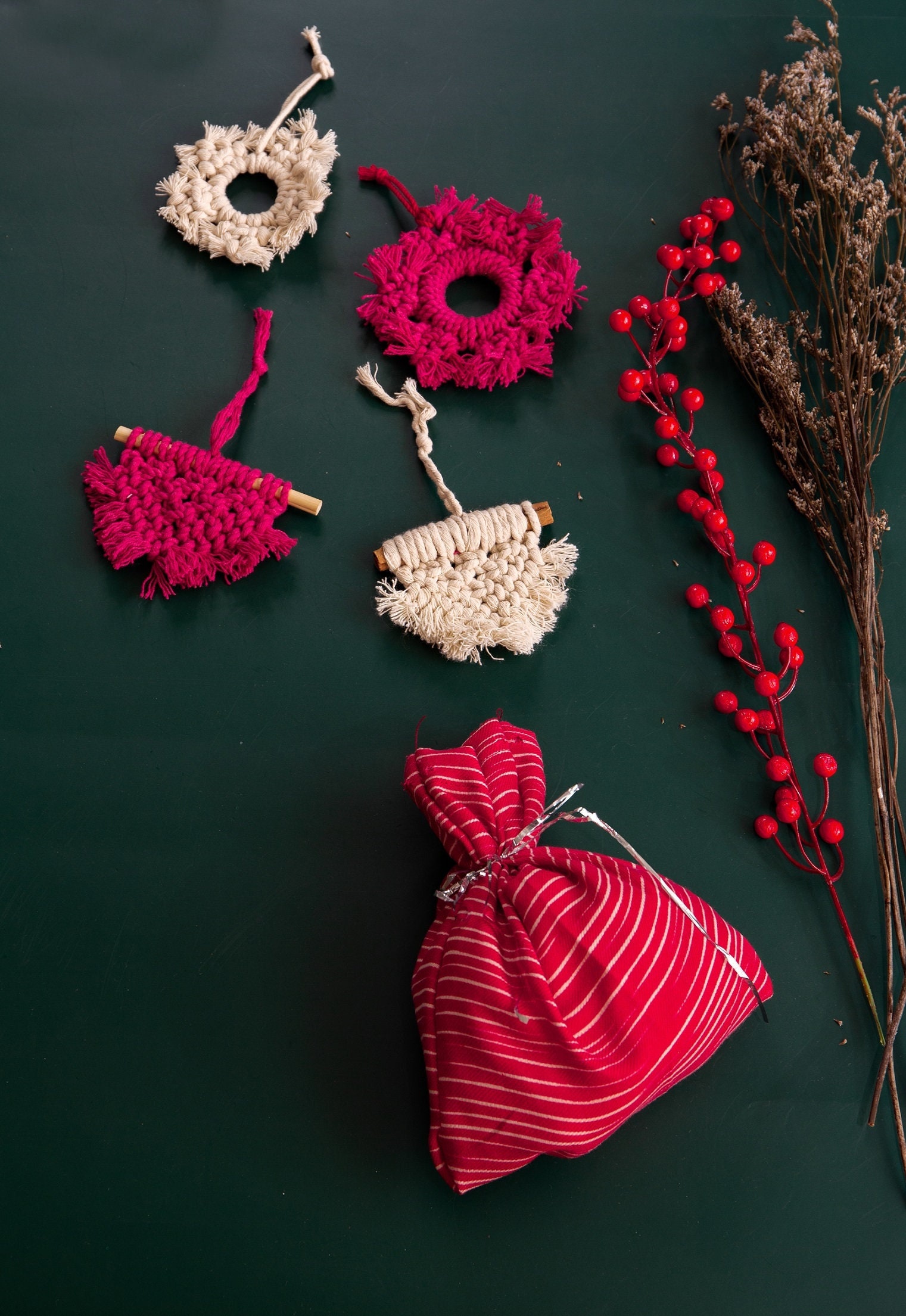 Macrame Ornements de Noël Set 4 Couleurs Rouge et Blanc avec Sac Cadeau Gratuit| d'étoiles Diamants 