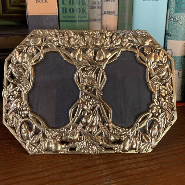 Marco de latón vintage con pájaros dobles