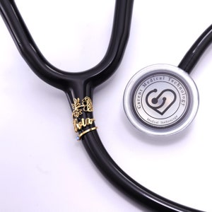 Stethoskop-Namensschild personalisiert, Stethoskop-Charms-ID-Tag mit Geburtsstein & Geburtsblume, Geschenke für Krankenschwestern, Ärzte, RN, Medizinstudierende Bild 1