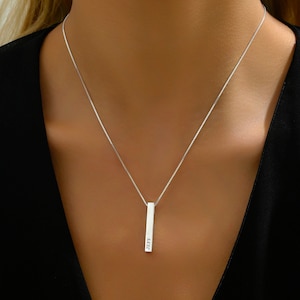 Könnte beinhalten: Eine silberne Kettenkette mit einem vertikalen Bar-Anhänger, der mit dem Namen "JEFF" graviert ist.