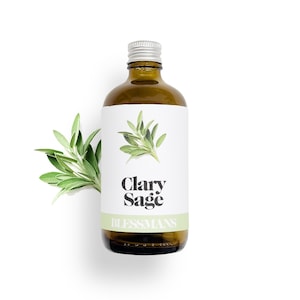 Può includere: Una bottiglia di vetro marrone con un tappo argentato e un'etichetta bianca. L'etichetta presenta un'illustrazione verde di salvia sclarea e il testo "Clary Sage" e "BLESSMANS".