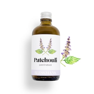 Puede incluir: Una botella de vidrio marrón con tapa plateada, etiquetada "Patchouli puro & natural" y "Blessmans". La botella está llena de un líquido transparente y tiene una ilustración de acuarela de una planta de pachulí en la etiqueta.
