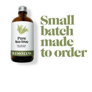 Pu&ograve; includere: Una bottiglia di vetro marrone con un tappo argentato e un'etichetta bianca che dice "Pure tea tree" e "Pure - free from preservatives" e "BLESSMANS". La bottiglia &egrave; su uno sfondo bianco con il testo "Small batch made to order" in verde.