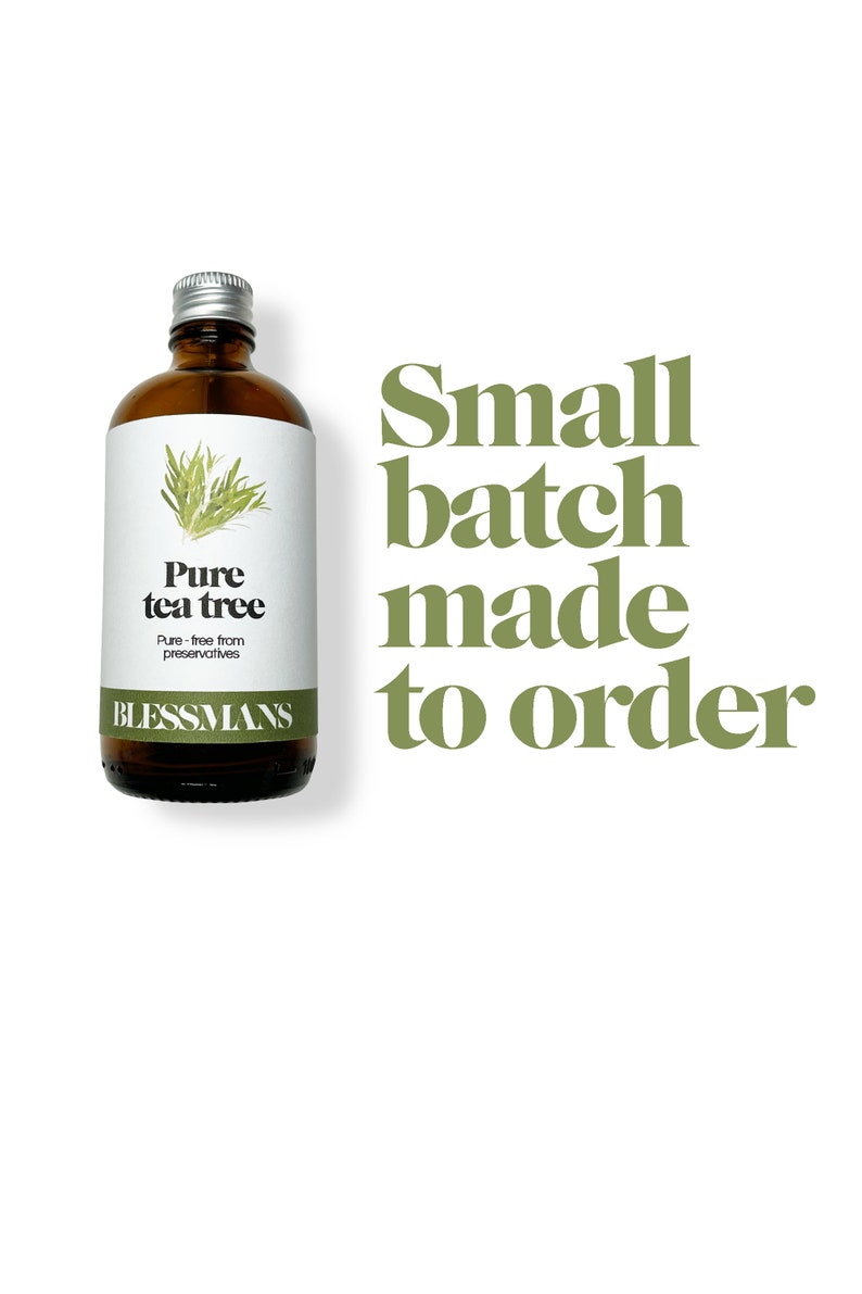 Pu&ograve; includere: Una bottiglia di vetro marrone con un tappo argentato e un'etichetta bianca che dice "Pure tea tree" e "Pure - free from preservatives" e "BLESSMANS". La bottiglia &egrave; su uno sfondo bianco con il testo "Small batch made to order" in verde.