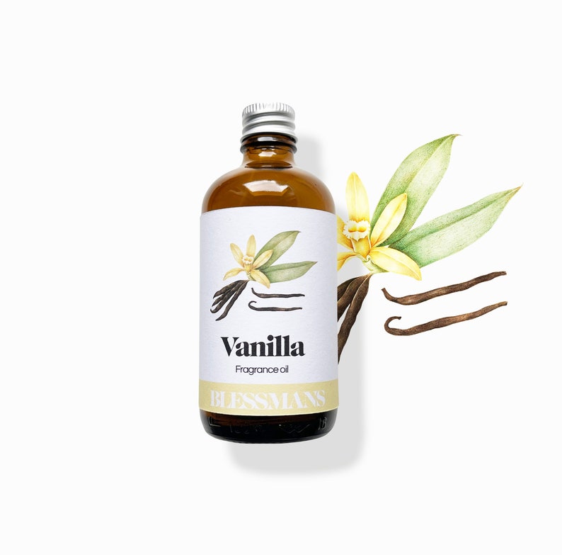 K&ouml;nnte beinhalten: Eine braune Glasflasche mit silbernem Deckel und einem wei&szlig;en Etikett, auf dem "Vanilla Fragrance Oil" steht und eine Zeichnung einer Vanilleschote und -blume abgebildet ist. Die Flasche steht auf wei&szlig;em Hintergrund.