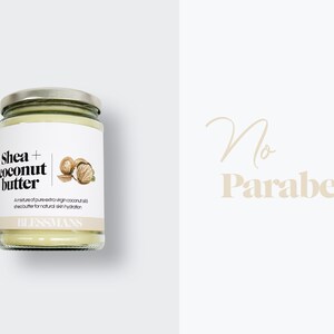 Pode incluir: Um frasco de vidro com tampa prateada cheio de manteiga de karit&eacute; e coco de cor amarelo claro. O r&oacute;tulo diz "Shea + coconut butter" e "A mixture of pure extra virgin coconut oil shea butter for natural skin hydration" com o nome da marca "BLESSMANS". O texto "No Parabens" est&aacute; escrito em marrom claro sobre um fundo branco.
