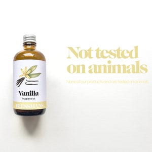 K&ouml;nnte beinhalten: Eine braune Glasflasche mit silbernem Deckel, beschriftet mit "Vanilla Fragrance Oil" und "BLESSMANS". Die Flasche steht auf einer wei&szlig;en Oberfl&auml;che. Der Text "Not tested on animals" ist in Gelb auf der wei&szlig;en Oberfl&auml;che geschrieben. Der Text "None of our products and are tested on animals" ist in kleinerer gelber Schrift darunter geschrieben.