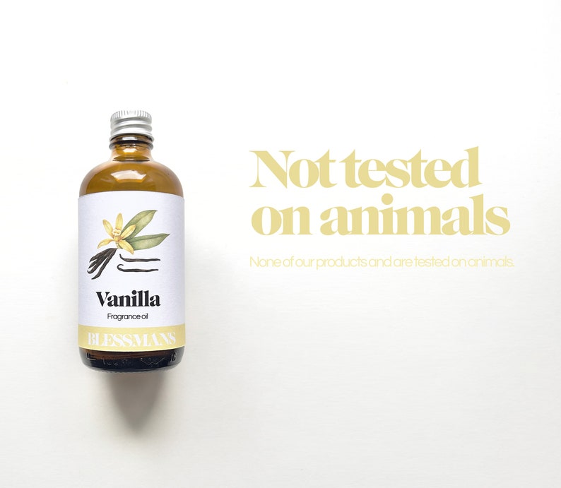 K&ouml;nnte beinhalten: Eine braune Glasflasche mit silbernem Deckel, beschriftet mit "Vanilla Fragrance Oil" und "BLESSMANS". Die Flasche steht auf einer wei&szlig;en Oberfl&auml;che. Der Text "Not tested on animals" ist in Gelb auf der wei&szlig;en Oberfl&auml;che geschrieben. Der Text "None of our products and are tested on animals" ist in kleinerer gelber Schrift darunter geschrieben.