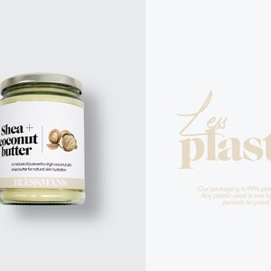 Pode incluir: Um frasco de vidro de manteiga de karit&eacute; e coco com um r&oacute;tulo branco que diz "Shea + coconut butter" e "A mixture of pure extra virgin coconut oil & shea butter for natural skin hydration." O r&oacute;tulo tamb&eacute;m inclui o nome da marca "BLESSMANS". O frasco est&aacute; sobre um fundo branco.