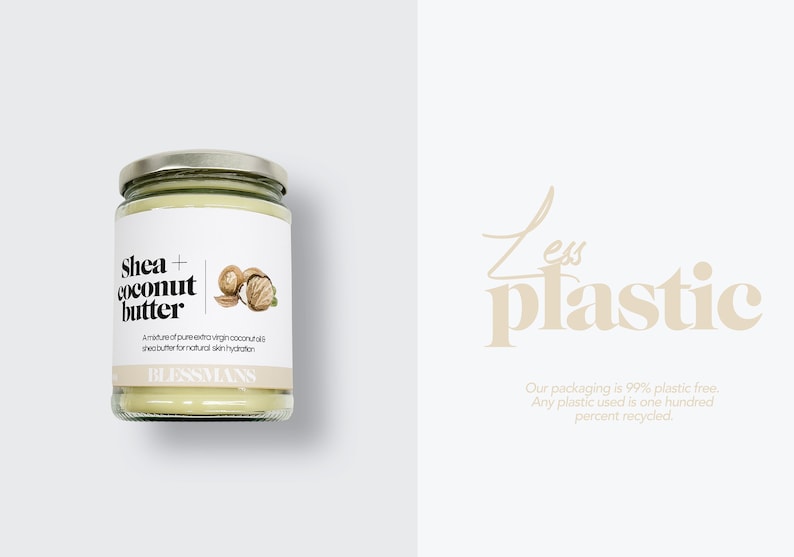 Pode incluir: Um frasco de vidro de manteiga de karit&eacute; e coco com um r&oacute;tulo branco que diz "Shea + coconut butter" e "A mixture of pure extra virgin coconut oil & shea butter for natural skin hydration." O r&oacute;tulo tamb&eacute;m inclui o nome da marca "BLESSMANS". O frasco est&aacute; sobre um fundo branco.