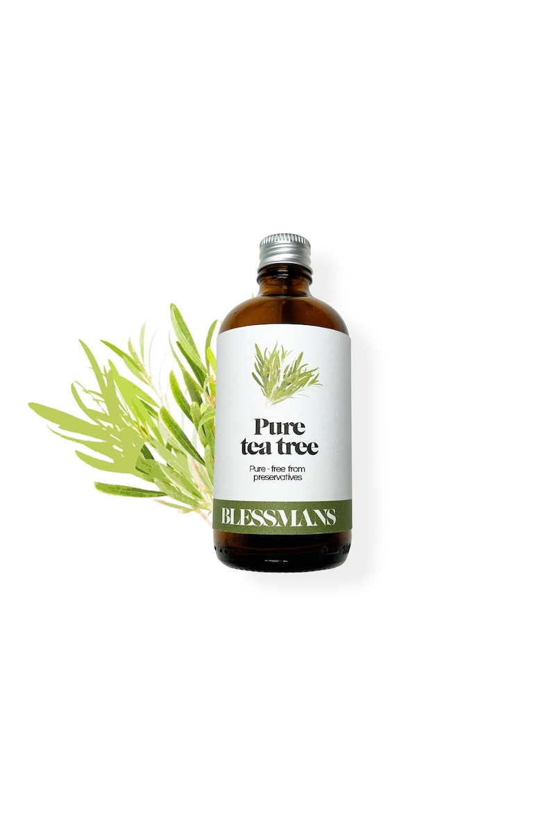 Pu&ograve; includere: Una bottiglia di vetro marrone con un tappo argentato e un'etichetta bianca. L'etichetta dice "Pure tea tree" e "Pure - senza conservanti". Il marchio &egrave; "BLESSMANS".