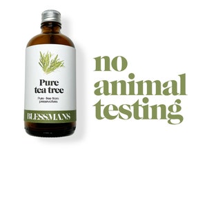 Pu&ograve; includere: Una bottiglia di vetro marrone con un tappo argentato e un'etichetta bianca su cui &egrave; scritto "Pure tea tree" e "Pure - privo di conservanti" con un'illustrazione di foglia verde. La bottiglia &egrave; etichettata "Blessmans" e si trova su uno sfondo bianco. Il testo "no animal testing" &egrave; scritto in lettere verdi sul lato destro dell'immagine.