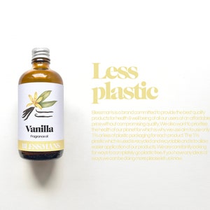 K&ouml;nnte beinhalten: Eine durchsichtige Glasflasche mit einem braunen Etikett, auf dem "Vanilla Fragrance Oil" und eine Zeichnung einer Vanilleschote zu sehen sind. Die Flasche steht auf einer wei&szlig;en Oberfl&auml;che. Der Text "Less plastic" ist in Gelb auf wei&szlig;em Hintergrund geschrieben.