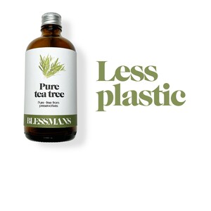 Pu&ograve; includere: Una bottiglia di vetro marrone con un tappo argentato e un'etichetta bianca. L'etichetta dice "Pure tea tree" e "Pure - senza conservanti". La bottiglia &egrave; su uno sfondo bianco. Il testo "Less plastic" &egrave; scritto in lettere verdi sul lato destro dell'immagine.