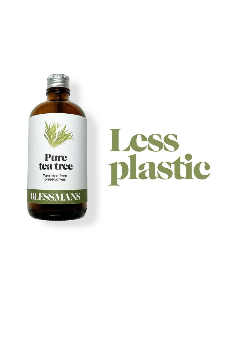 Pu&ograve; includere: Una bottiglia di vetro marrone con un tappo argentato e un'etichetta bianca. L'etichetta dice "Pure tea tree" e "Pure - senza conservanti". La bottiglia &egrave; su uno sfondo bianco. Il testo "Less plastic" &egrave; scritto in lettere verdi sul lato destro dell'immagine.