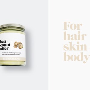 Pode incluir: Um frasco de vidro de manteiga de karit&eacute; e coco com um r&oacute;tulo branco que diz "Shea + coconut butter" e "A mixture of pure extra virgin coconut oil and shea butter for natural skin hydration" com o nome da marca "BLESSMANS".