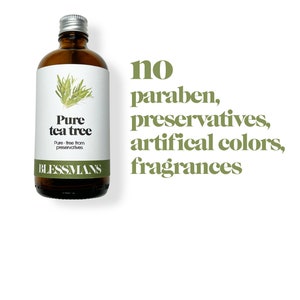 Pu&ograve; includere: Una bottiglia di vetro marrone con un tappo argentato, etichettata "Pure tea tree" e "Pure-free from preservatives" con il nome del marchio "BLESSMANS". La bottiglia &egrave; su uno sfondo bianco con il testo "no paraben, preservatives, artificial colors, fragrances" in verde.