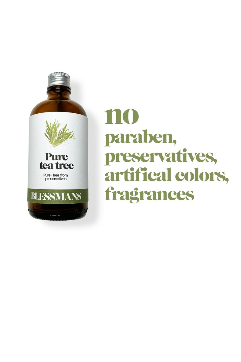 Pu&ograve; includere: Una bottiglia di vetro marrone con un tappo argentato, etichettata "Pure tea tree" e "Pure-free from preservatives" con il nome del marchio "BLESSMANS". La bottiglia &egrave; su uno sfondo bianco con il testo "no paraben, preservatives, artificial colors, fragrances" in verde.