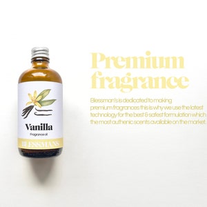 K&ouml;nnte beinhalten: Eine Glasflasche mit Vanille-Duft&ouml;l mit einem gelben Etikett, auf dem "Vanilla Fragrance Oil" steht und eine Zeichnung einer Vanilleschote und -blume abgebildet ist. Der Text "Blessman's" ist in einer stilisierten Schriftart auf dem Etikett gedruckt. Der Hintergrund ist wei&szlig; mit dem Text "Premium fragrance" in Gelb.