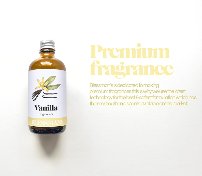 K&ouml;nnte beinhalten: Eine Glasflasche mit Vanille-Duft&ouml;l mit einem gelben Etikett, auf dem "Vanilla Fragrance Oil" steht und eine Zeichnung einer Vanilleschote und -blume abgebildet ist. Der Text "Blessman's" ist in einer stilisierten Schriftart auf dem Etikett gedruckt. Der Hintergrund ist wei&szlig; mit dem Text "Premium fragrance" in Gelb.