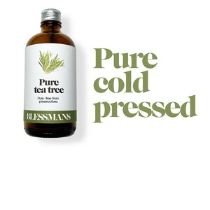 Pu&ograve; includere: Una bottiglia di vetro contenente un liquido marrone. L'etichetta riporta "Pure tea tree" e "Pure - privo di conservanti". La bottiglia &egrave; etichettata "Blessmans". Il testo "Pure cold pressed" &egrave; scritto in grandi lettere verdi su uno sfondo bianco.