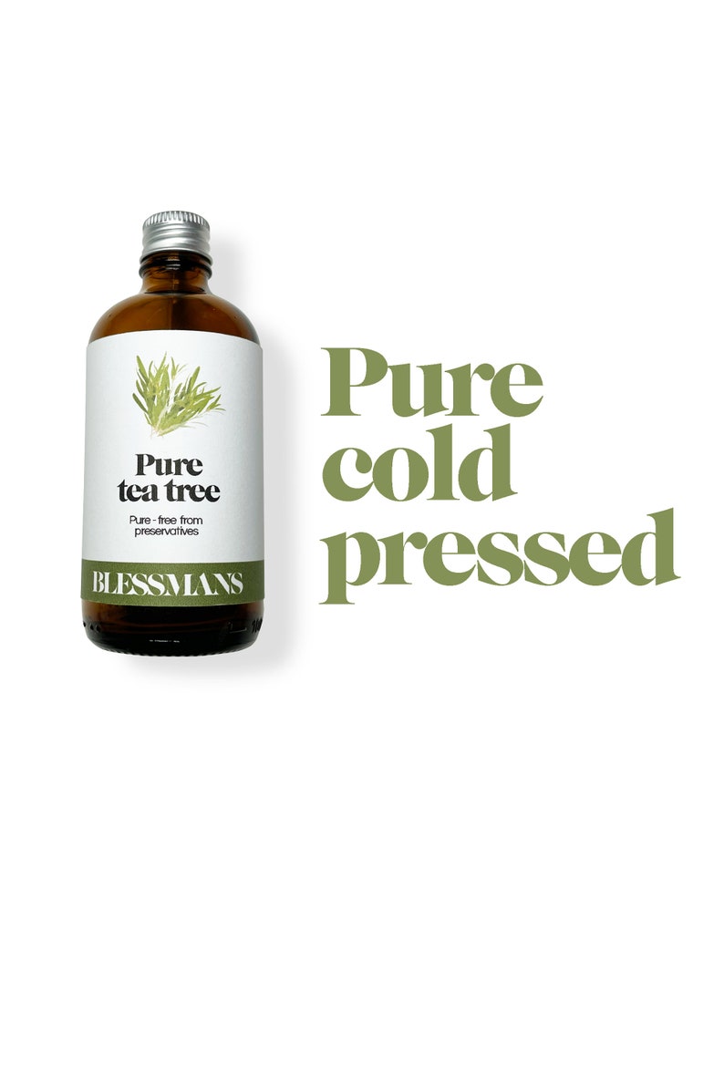 Pu&ograve; includere: Una bottiglia di vetro contenente un liquido marrone. L'etichetta riporta "Pure tea tree" e "Pure - privo di conservanti". La bottiglia &egrave; etichettata "Blessmans". Il testo "Pure cold pressed" &egrave; scritto in grandi lettere verdi su uno sfondo bianco.