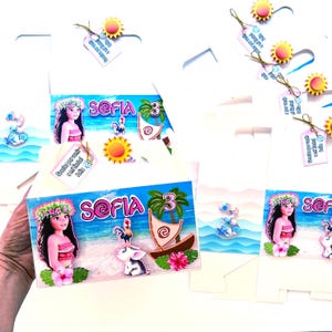 May include: White party favor bags with a colorful design featuring a cartoon girl, a boat, and the name "Sofia". The bags are decorated with a sun and a tag that says "Gracias por venir a mi fiesta! Sofia".