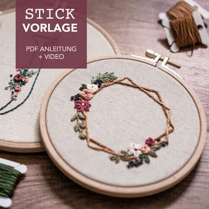 Puede incluir: Dos aros de bordado con diseños florales. El aro de la izquierda tiene un contorno verde de una luna creciente con flores rosas y blancas. El aro de la derecha tiene una forma geométrica con un contorno marrón y flores rosas, blancas y rojas. El texto "STICK VORLAGE" está en la parte superior central de la imagen. Debajo del texto está "PDF ANLEITUNG + VIDEO".