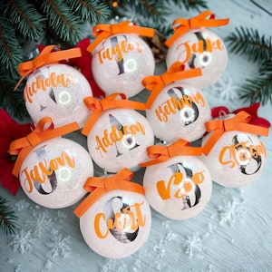 Addobbi natalizi personalizzati, addobbi con monogramma glitterato, decorazioni personalizzate per l'albero di Natale, regali con iniziali per Natale, addobbi in plastica. immagine 3