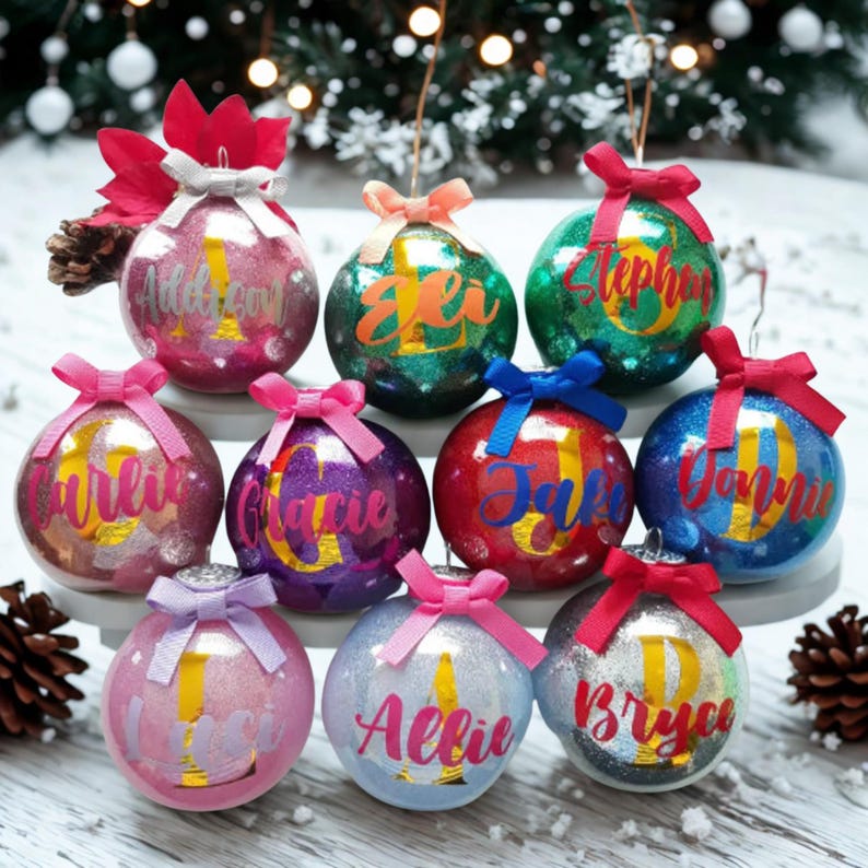 Addobbi natalizi personalizzati, addobbi con monogramma glitterato, decorazioni personalizzate per l'albero di Natale, regali con iniziali per Natale, addobbi in plastica. immagine 5