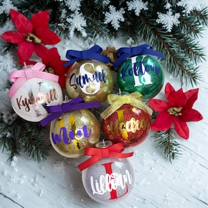 Addobbi natalizi personalizzati, addobbi con monogramma glitterato, decorazioni personalizzate per l'albero di Natale, regali con iniziali per Natale, addobbi in plastica. immagine 4