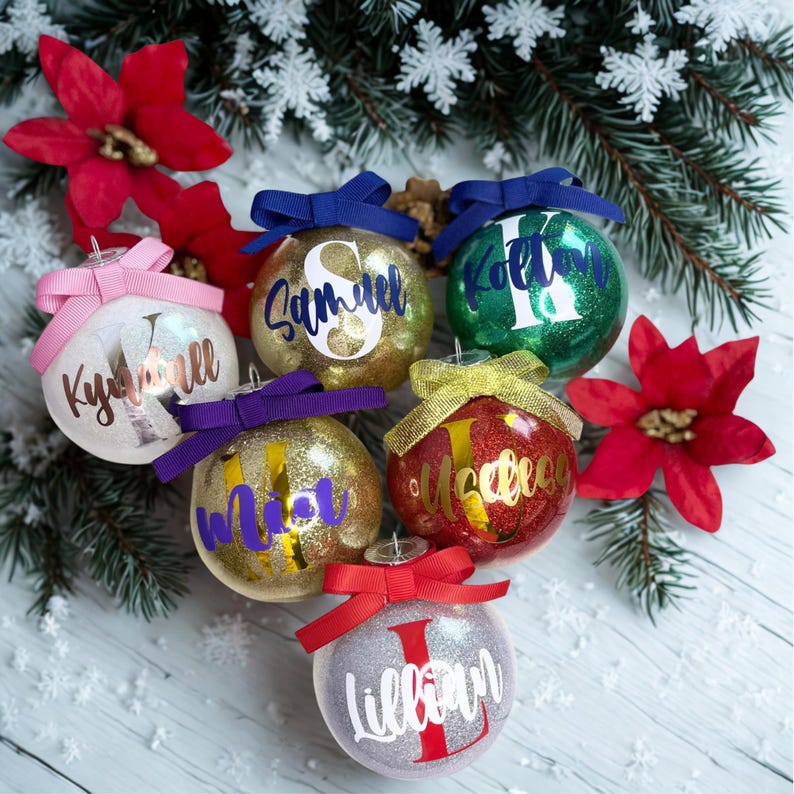 Addobbi natalizi personalizzati, addobbi con monogramma glitterato, decorazioni personalizzate per l'albero di Natale, regali con iniziali per Natale, addobbi in plastica. immagine 4