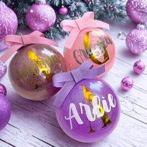 Addobbi natalizi personalizzati, addobbi con monogramma glitterato, decorazioni personalizzate per l'albero di Natale, regali con iniziali per Natale, addobbi in plastica. immagine 7