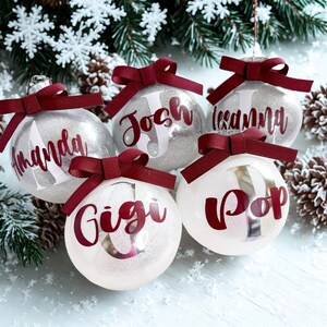 Addobbi natalizi personalizzati, addobbi con monogramma glitterato, decorazioni personalizzate per l'albero di Natale, regali con iniziali per Natale, addobbi in plastica. immagine 6