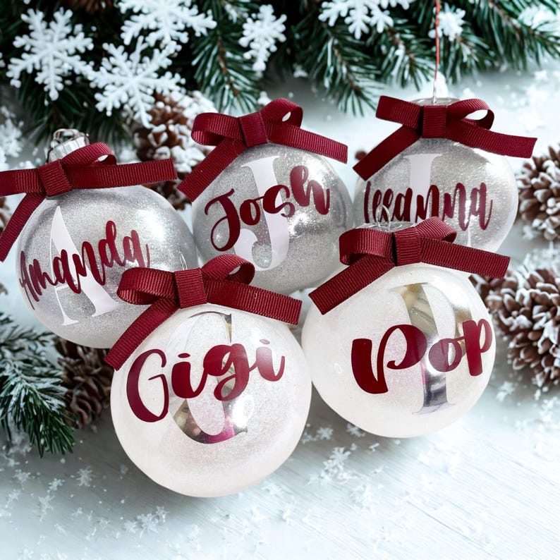 Addobbi natalizi personalizzati, addobbi con monogramma glitterato, decorazioni personalizzate per l'albero di Natale, regali con iniziali per Natale, addobbi in plastica. immagine 6