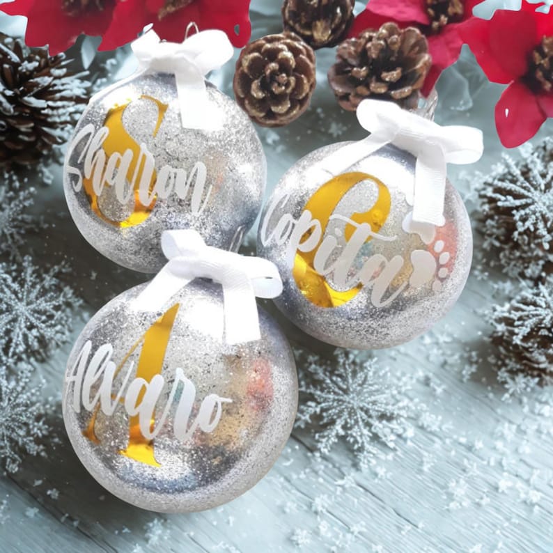 Addobbi natalizi personalizzati, addobbi con monogramma glitterato, decorazioni personalizzate per l'albero di Natale, regali con iniziali per Natale, addobbi in plastica. immagine 8