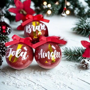 Addobbi natalizi personalizzati, addobbi con monogramma glitterato, decorazioni personalizzate per l'albero di Natale, regali con iniziali per Natale, addobbi in plastica. immagine 2