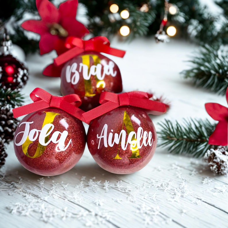 Addobbi natalizi personalizzati, addobbi con monogramma glitterato, decorazioni personalizzate per l'albero di Natale, regali con iniziali per Natale, addobbi in plastica. immagine 2