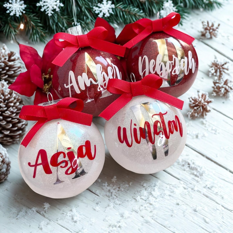 Addobbi natalizi personalizzati, addobbi con monogramma glitterato, decorazioni personalizzate per l'albero di Natale, regali con iniziali per Natale, addobbi in plastica. immagine 1