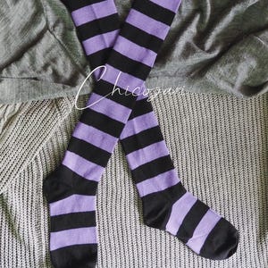 70 cm ライラックと黒のストライプ柄オーバーニーソックス ハロウィンコスチューム/コスプレソックス