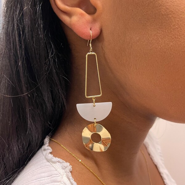 Pendientes colgantes de latón bañados en oro de 18 quilates: joyería minimalista de resina blanca