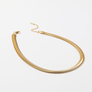 Halsband med fiskbensmönster i guld: 18k pläterad ormkedja, 15 tum bild 4