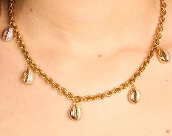 Collier Rolo plaqué or 24 carats avec cauris : bijoux de charme élégants