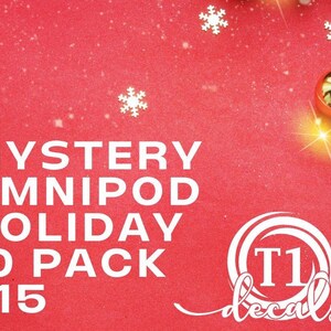 Könnte beinhalten: Ein roter Hintergrund mit weißen Schneeflocken und einem goldenen Ornament. Der Text "MYSTERY OMNIPOD HOLIDAY 10 PACK $15" ist in weiß. Ein weißer Kreis mit dem Text "T1 decals" befindet sich in der unteren rechten Ecke.