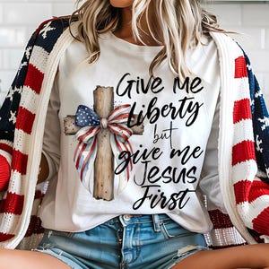 Datemi la libertà, ma datemi prima Gesù. PNG Croce patriottica con fiocco bandiera americana. Sublimazione cristiana del 4 luglio. Fede e libertà. Arte.