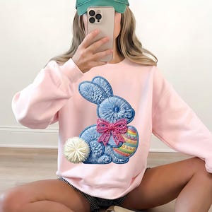 Conejito de Pascua retro PNG, diseño de sublimación de parche de chenilla sintética, clipart de conejo con textura 3D, PNG de Pascua rosa y azul, archivo DTG de camiseta de primavera para niños