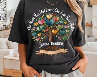 Albero della Riunione di Famiglia 2026 PNG Disegni dell'Albero Genealogico Albero della Vita Riunione Idee per Magliette della Riunione di Famiglia Le nostre radici sono profonde Il nostro amore è ancora più profondo PNG
